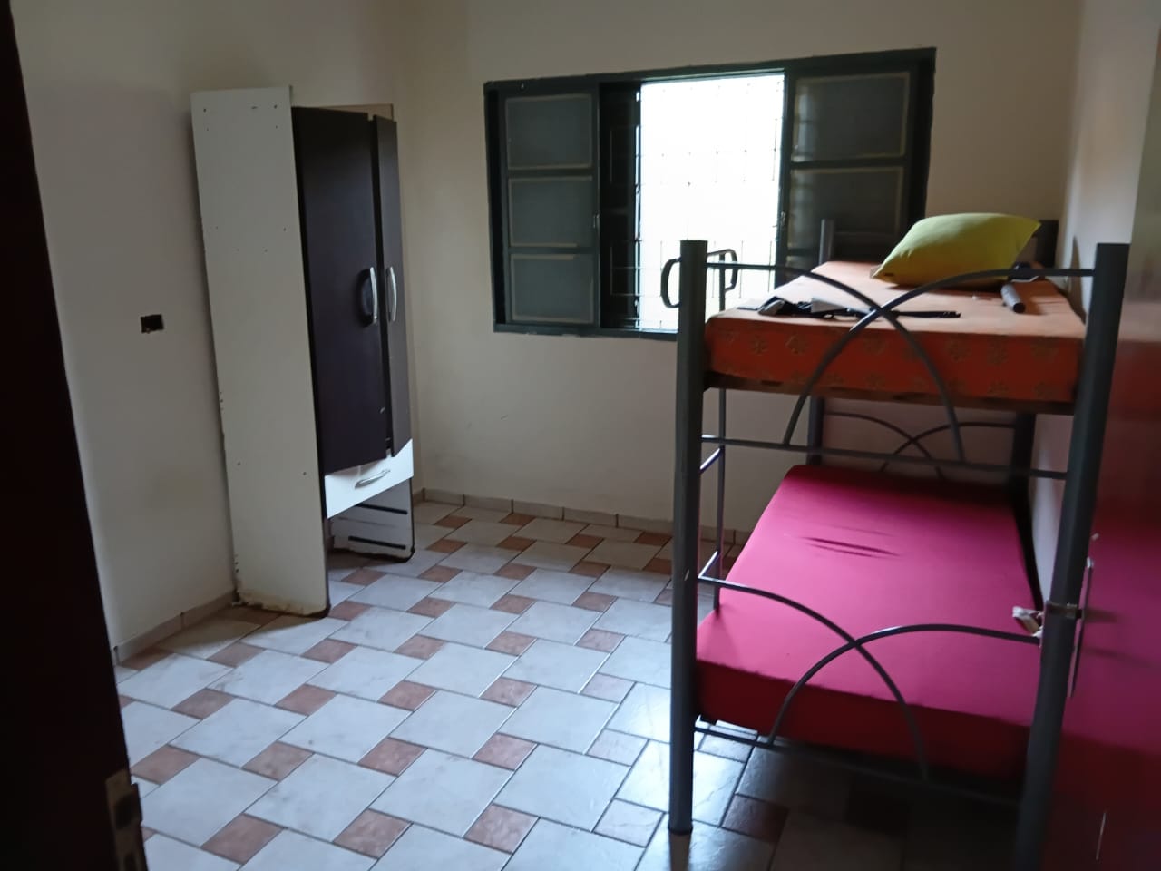 Quarto com beliche da Unidade 2, em Americana