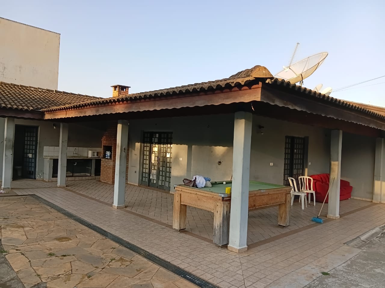 Varanda com mesa de sinuca da Unidade 2, em Americana