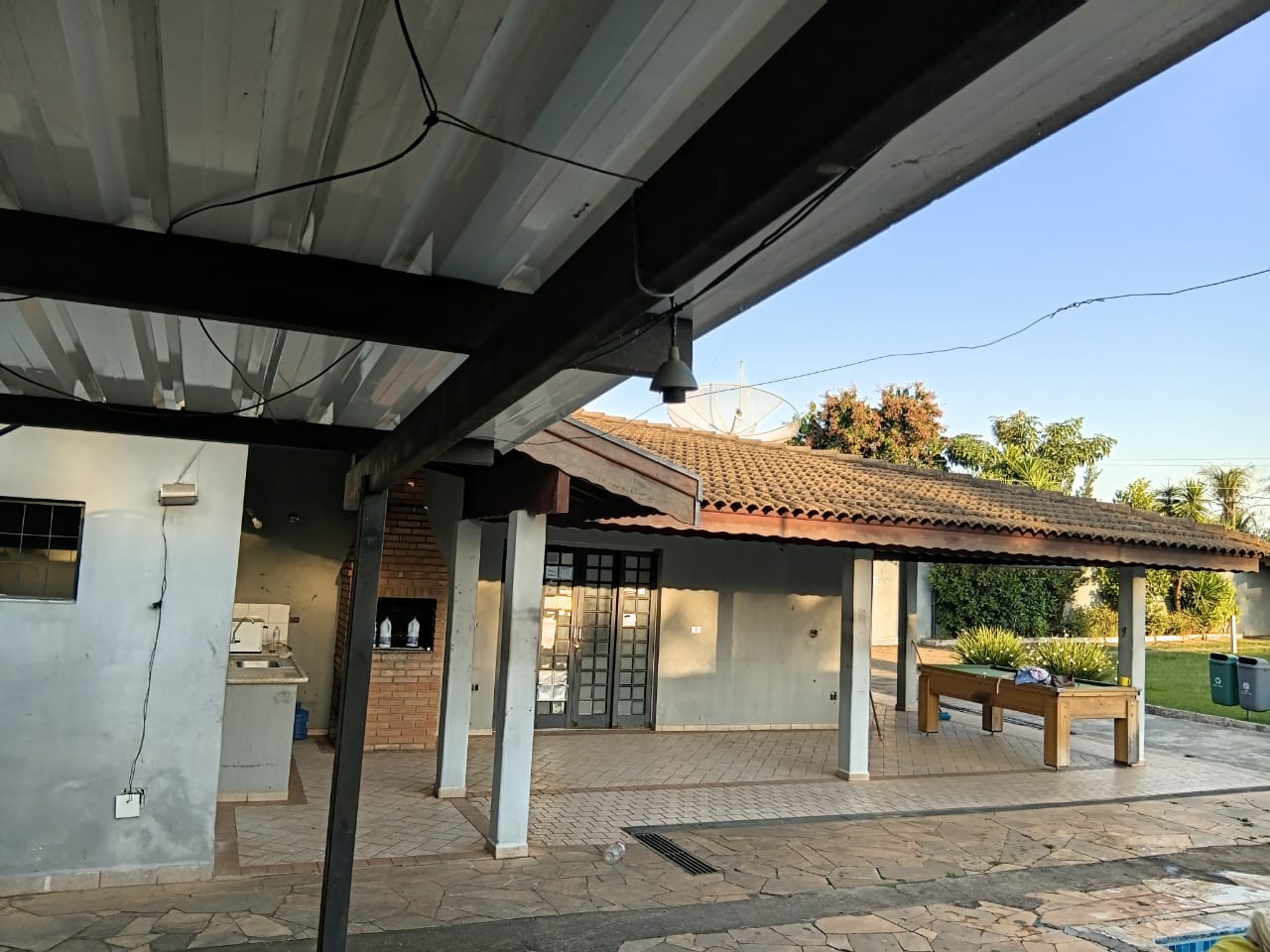 Varanda com churrasqueira da Unidade 2, em Americana