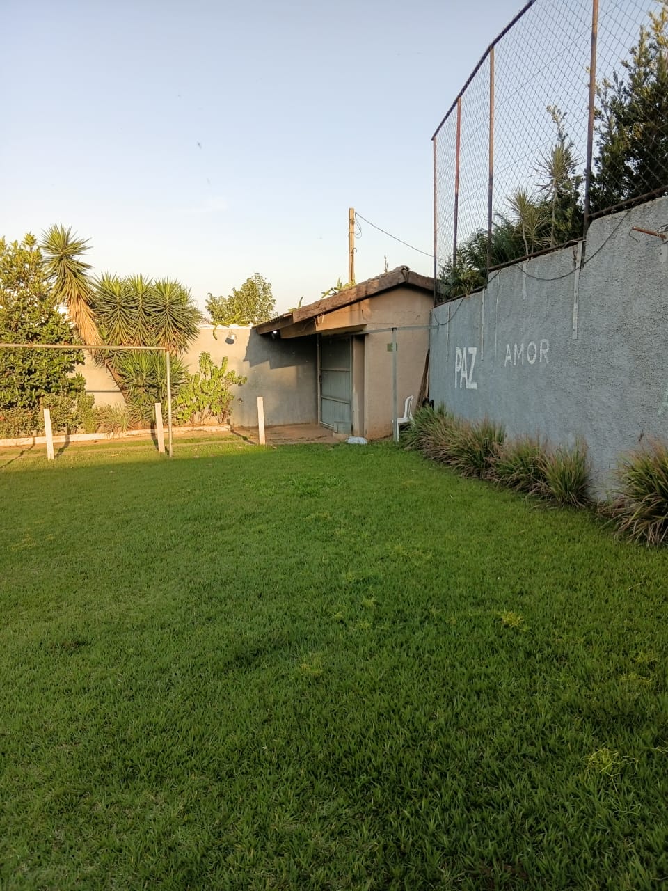 Campo com muro Paz e Amor da Unidade 2, em Americana
