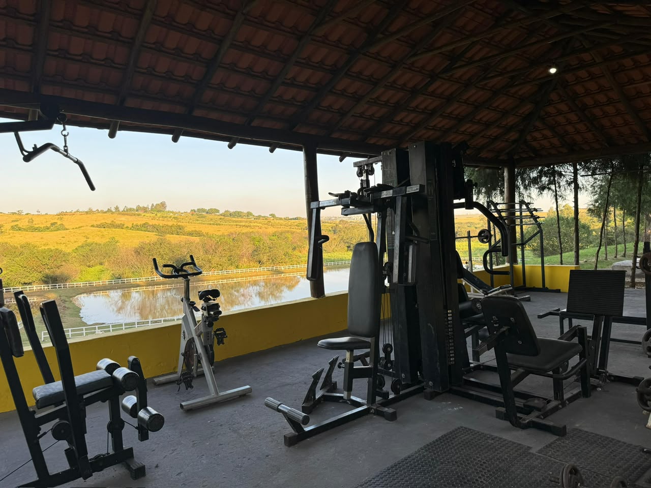 Academia com vista para o lago da Unidade 3, em Limeira