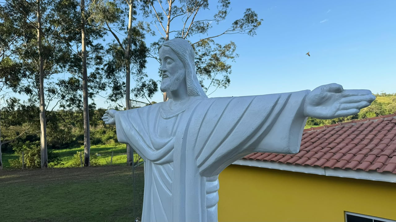 Estátua no jardim da Unidade 3, em Limeira