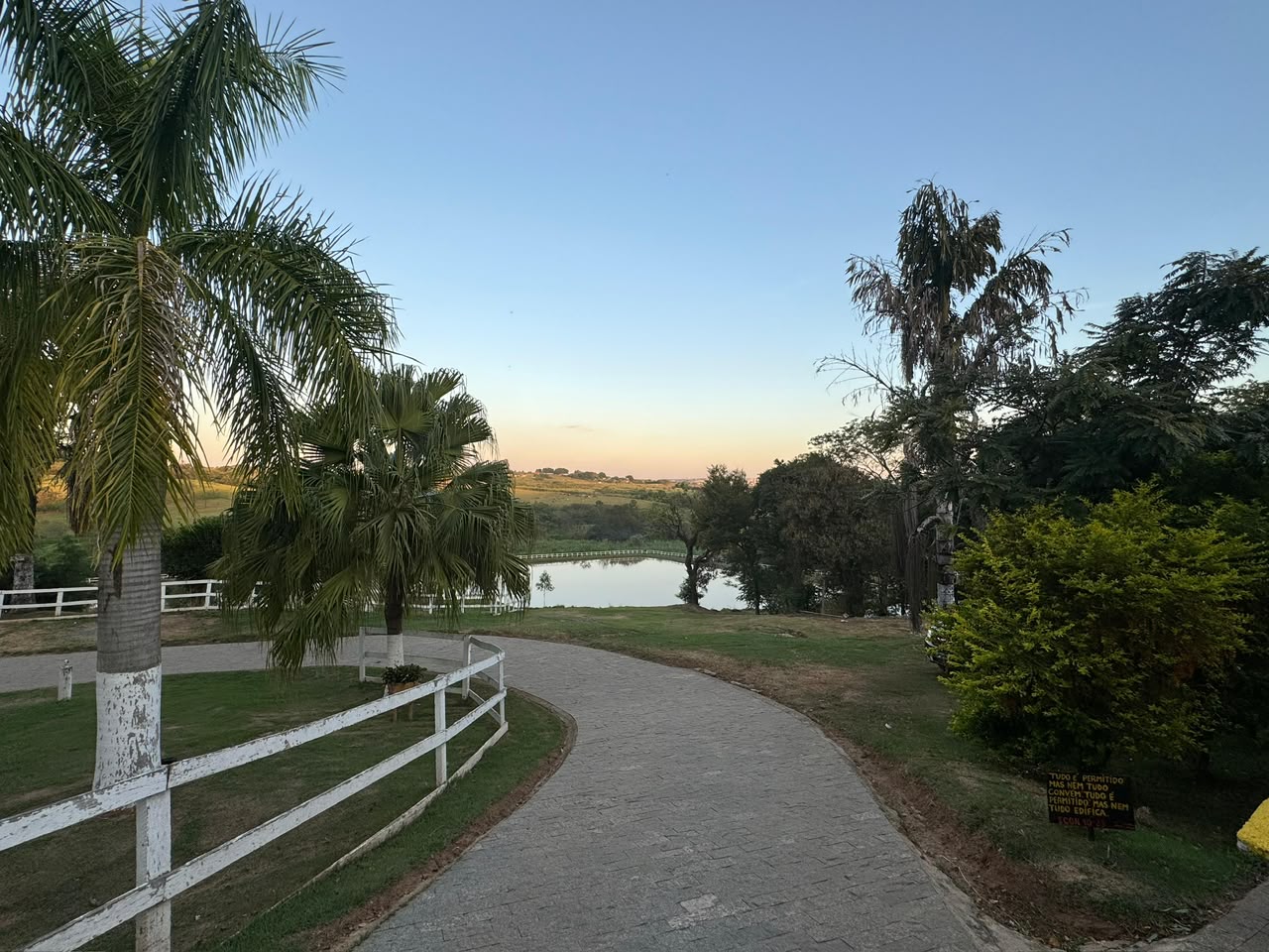 Caminho com palmeiras e vista do lago da Unidade 3, em Limeira