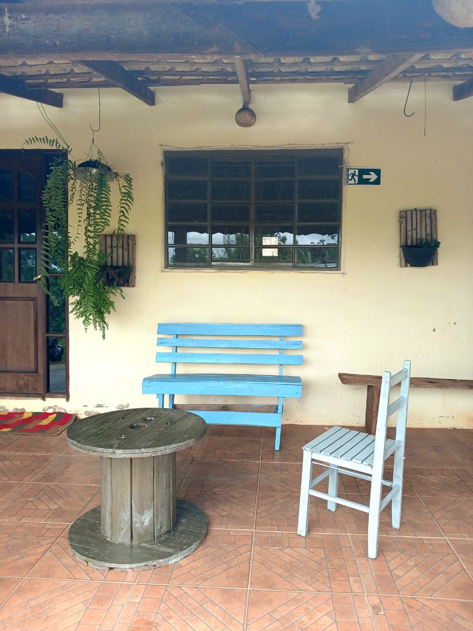 Varanda com banco azul da Unidade 4, em Taquarivaí